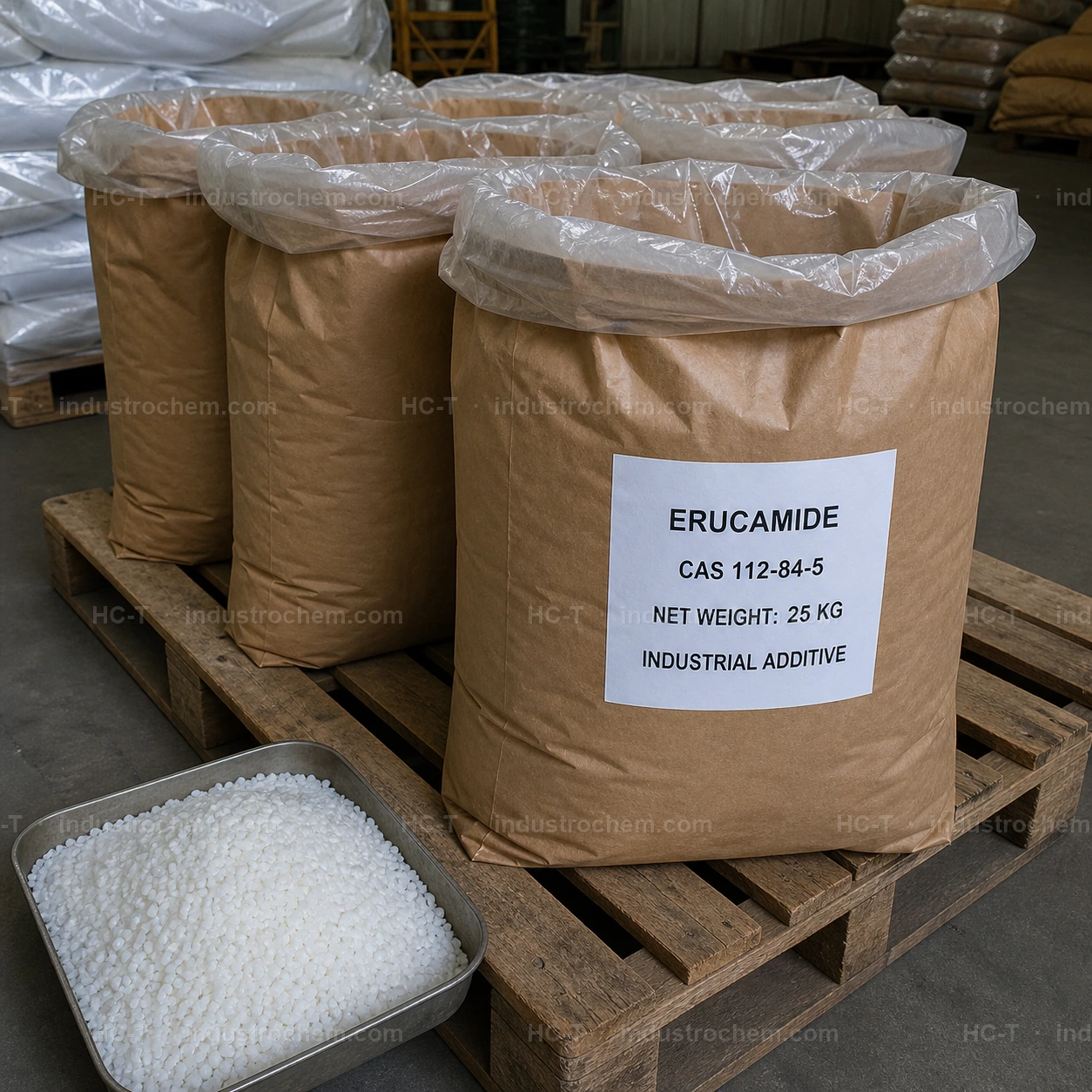 Erucamide CAS 112-84-5 in 25 kg lined kraft bags with white granules