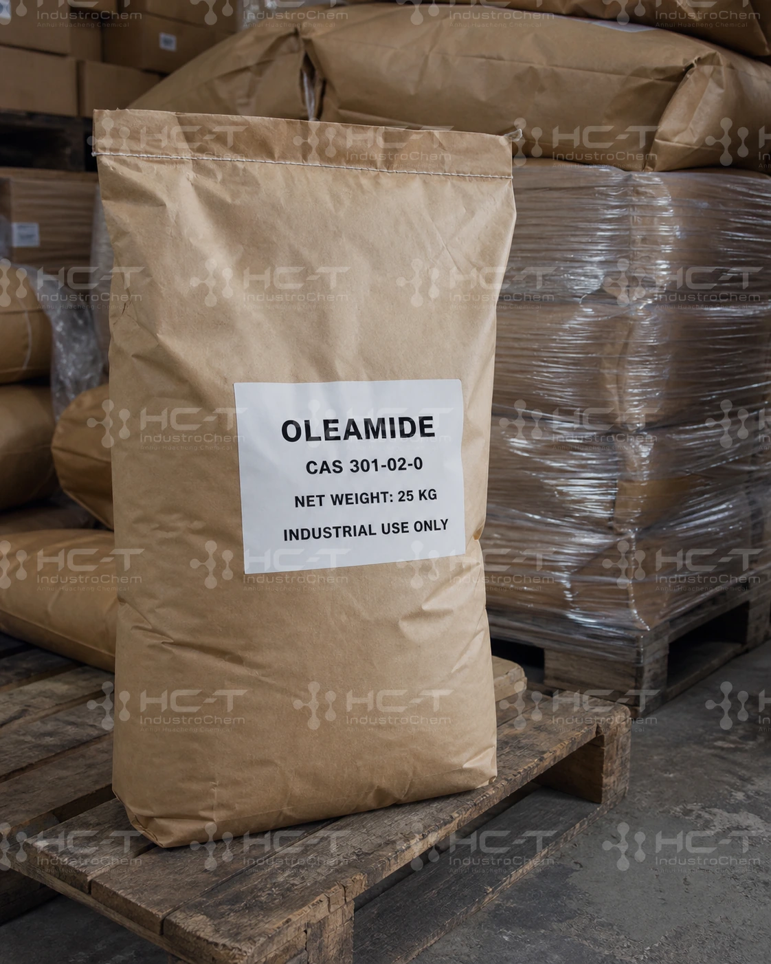 Oleamide CAS 301-02-0 25 kg kraft paper bag on industrial pallet